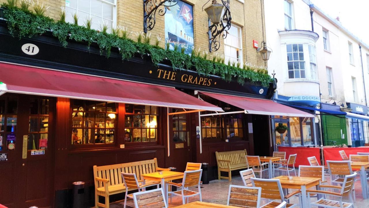 The Grapes Pub Hotell Southampton Exteriör bild